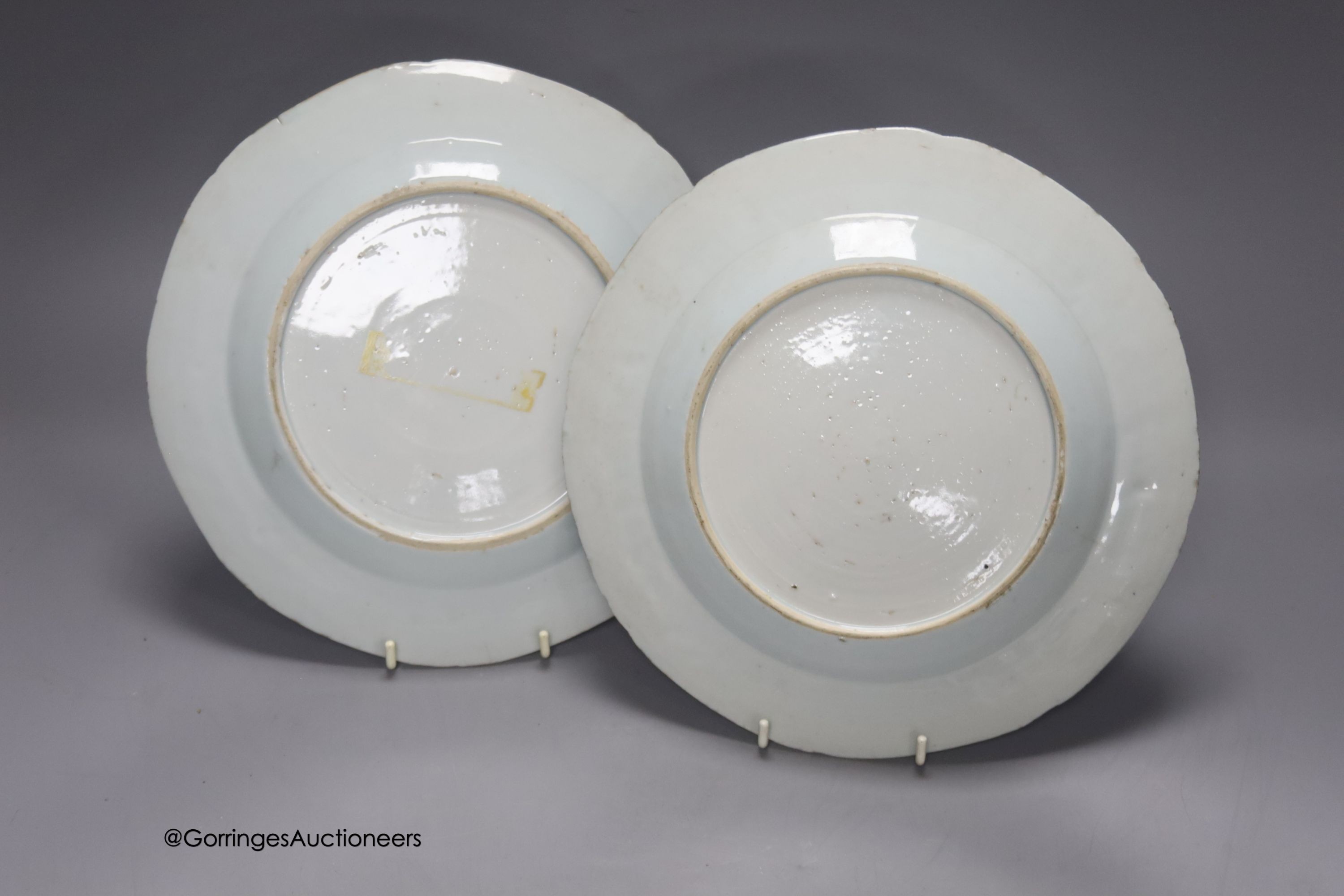 A pair of 18th century Chinese Export blue and white plates, diameter 23cm Dia 23cm